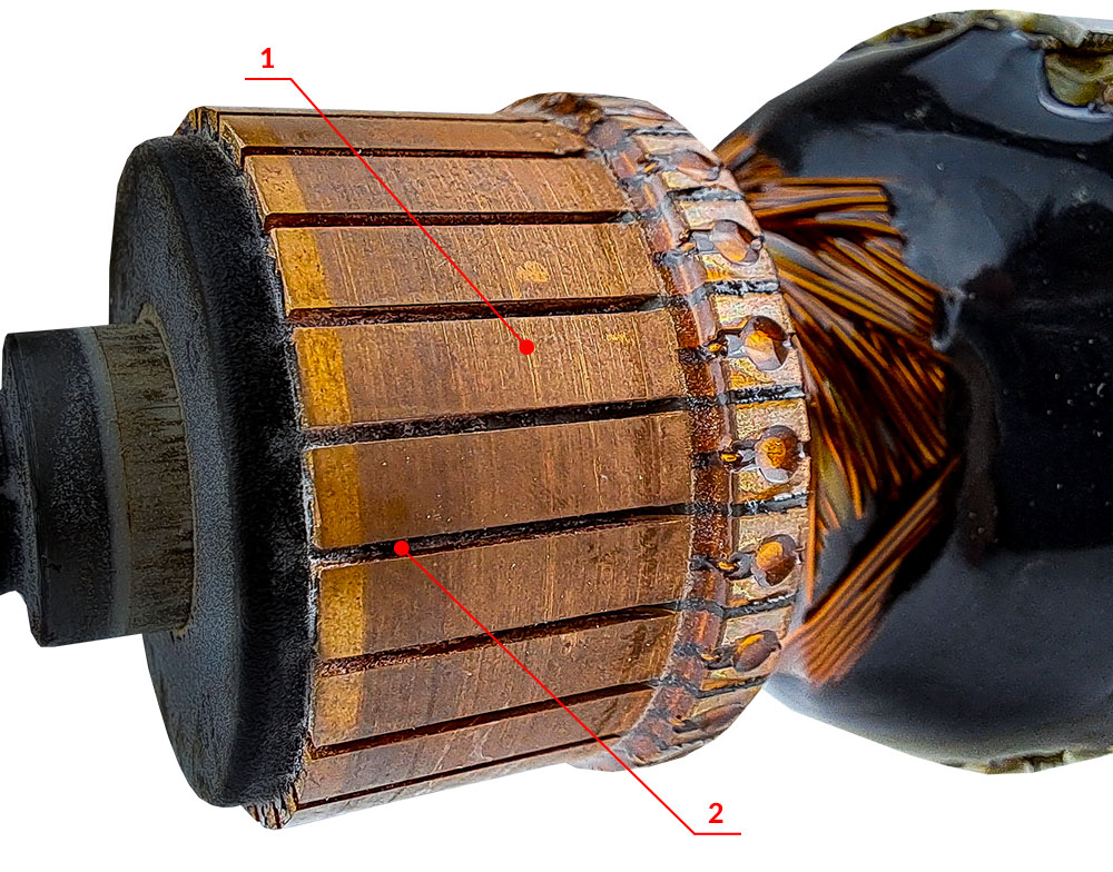 Obr. 6. Ryhy (1) po obvode komutátora a izolačné drážky (2) medzi lamelami